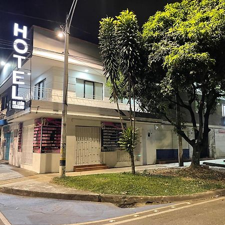 Hotel De Leon Estadio Medellin Bagian luar foto