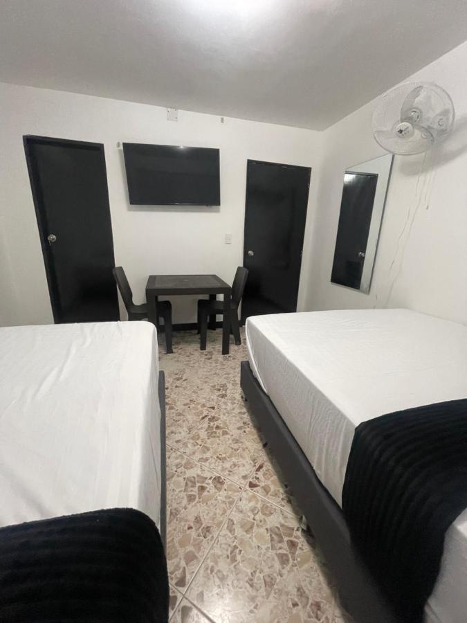 Hotel De Leon Estadio Medellin Bagian luar foto
