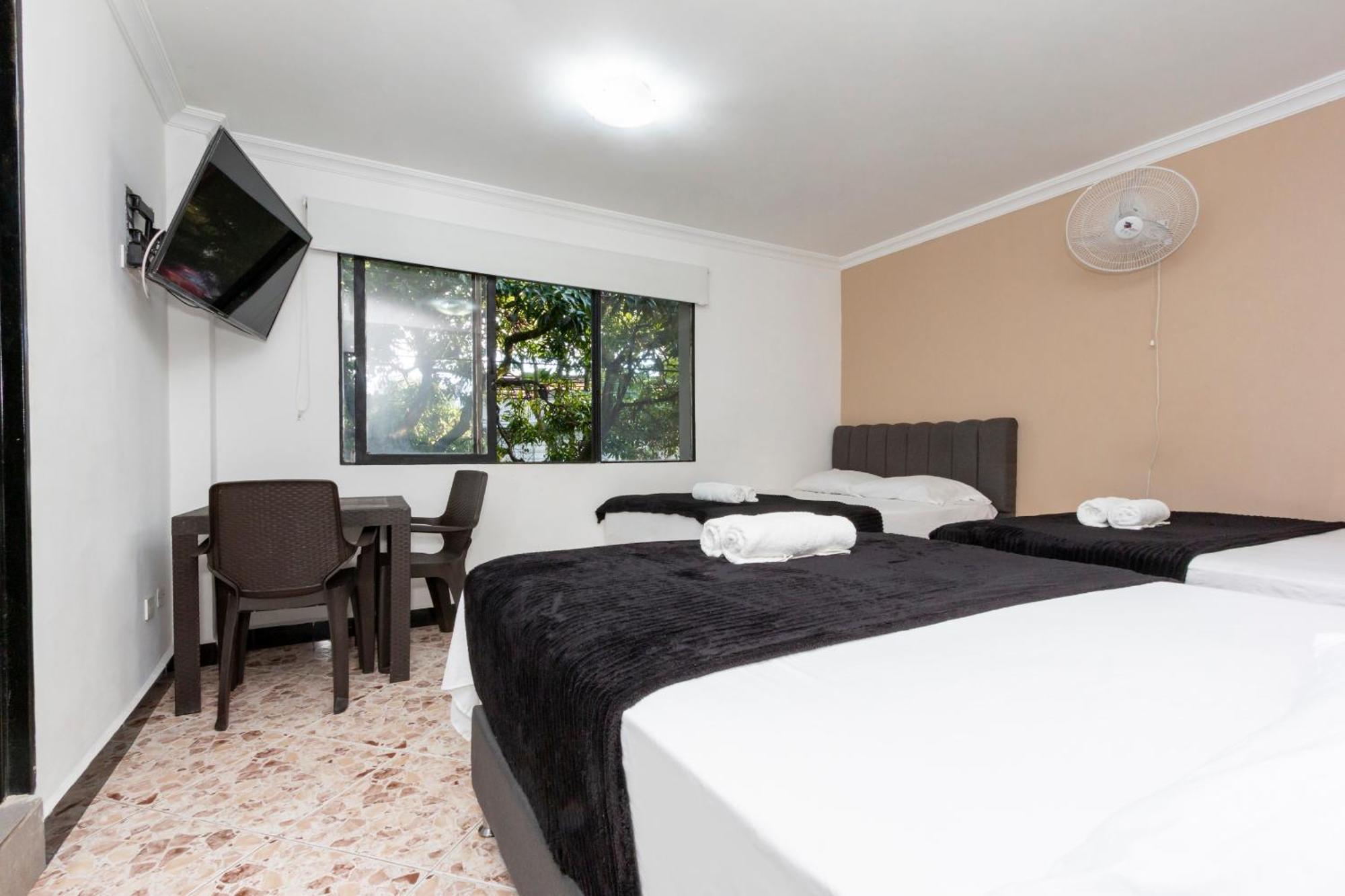 Hotel De Leon Estadio Medellin Bagian luar foto