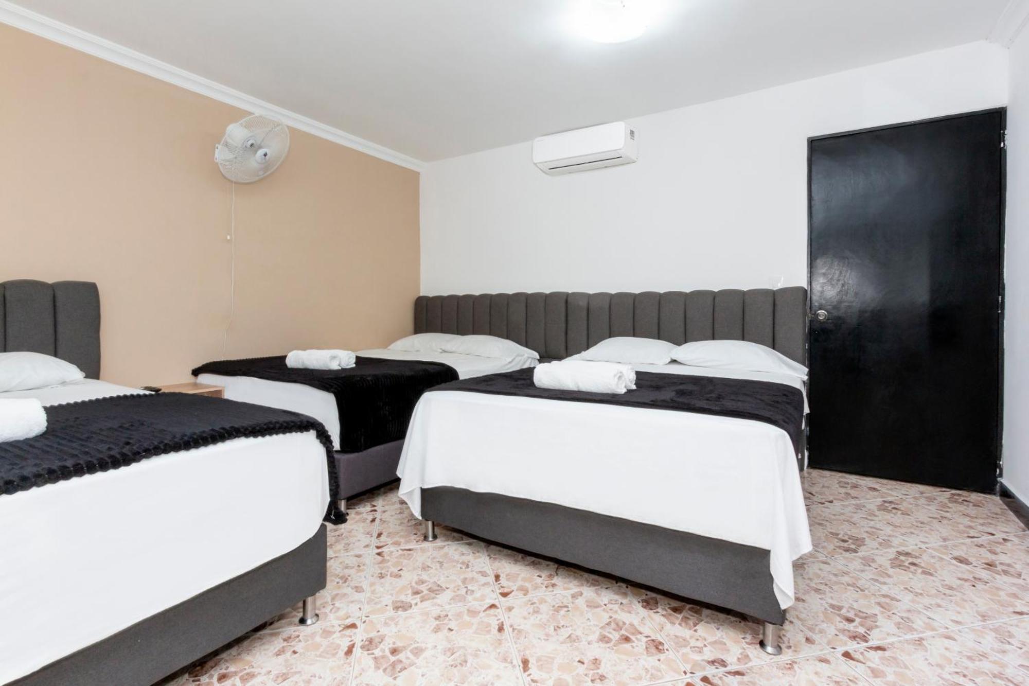 Hotel De Leon Estadio Medellin Bagian luar foto