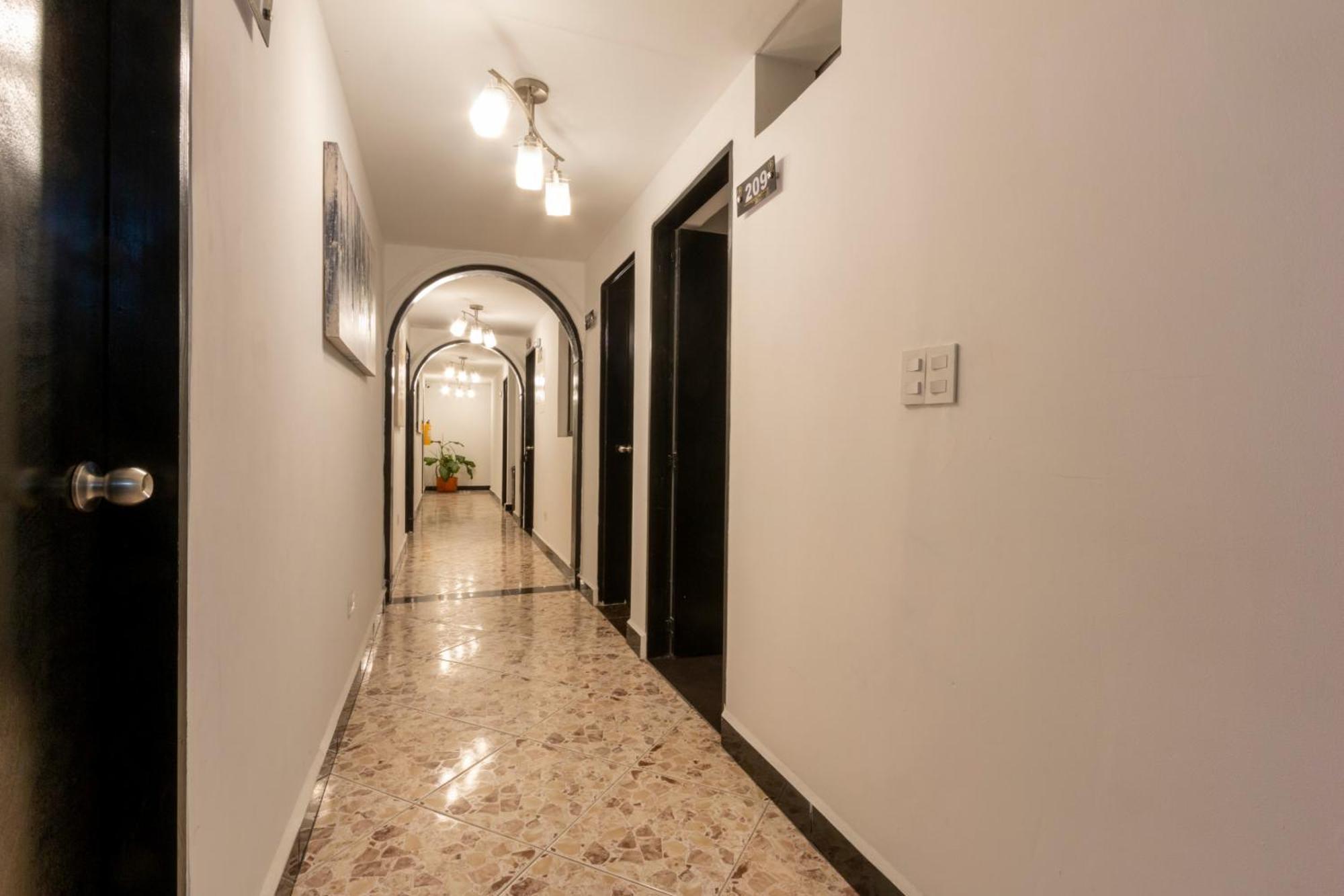 Hotel De Leon Estadio Medellin Bagian luar foto