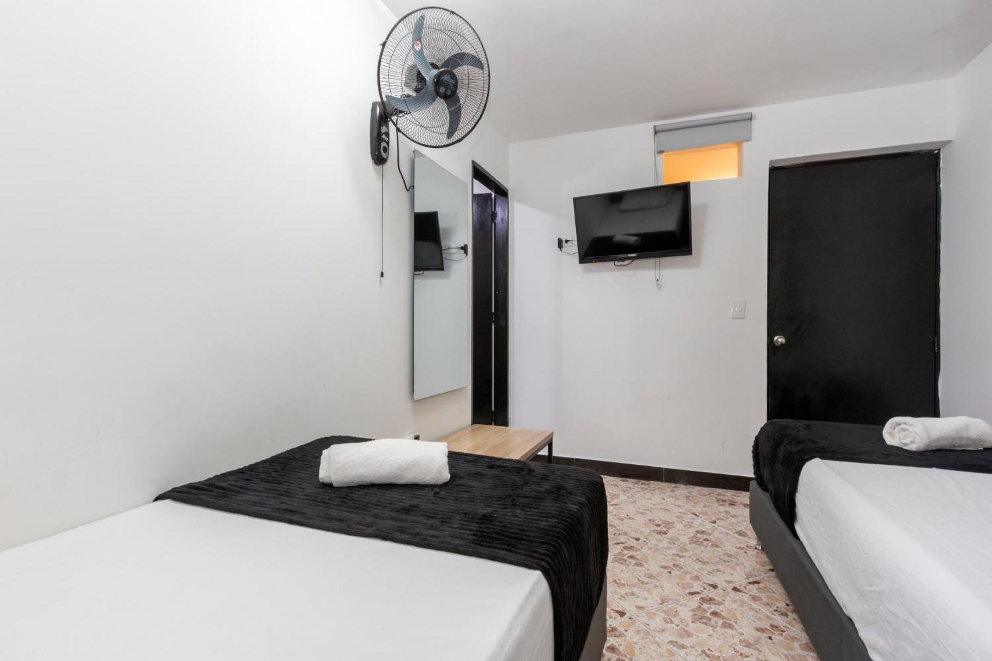 Hotel De Leon Estadio Medellin Bagian luar foto