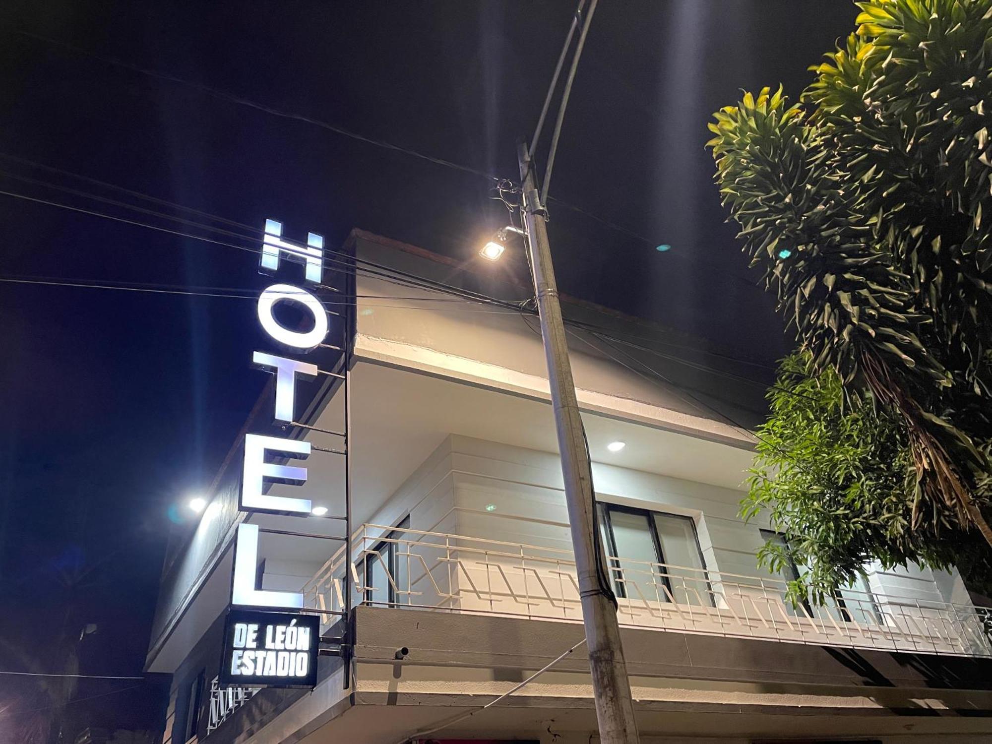 Hotel De Leon Estadio Medellin Bagian luar foto