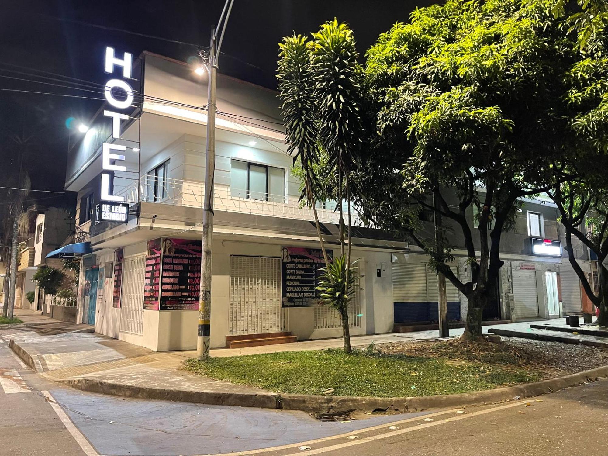 Hotel De Leon Estadio Medellin Bagian luar foto