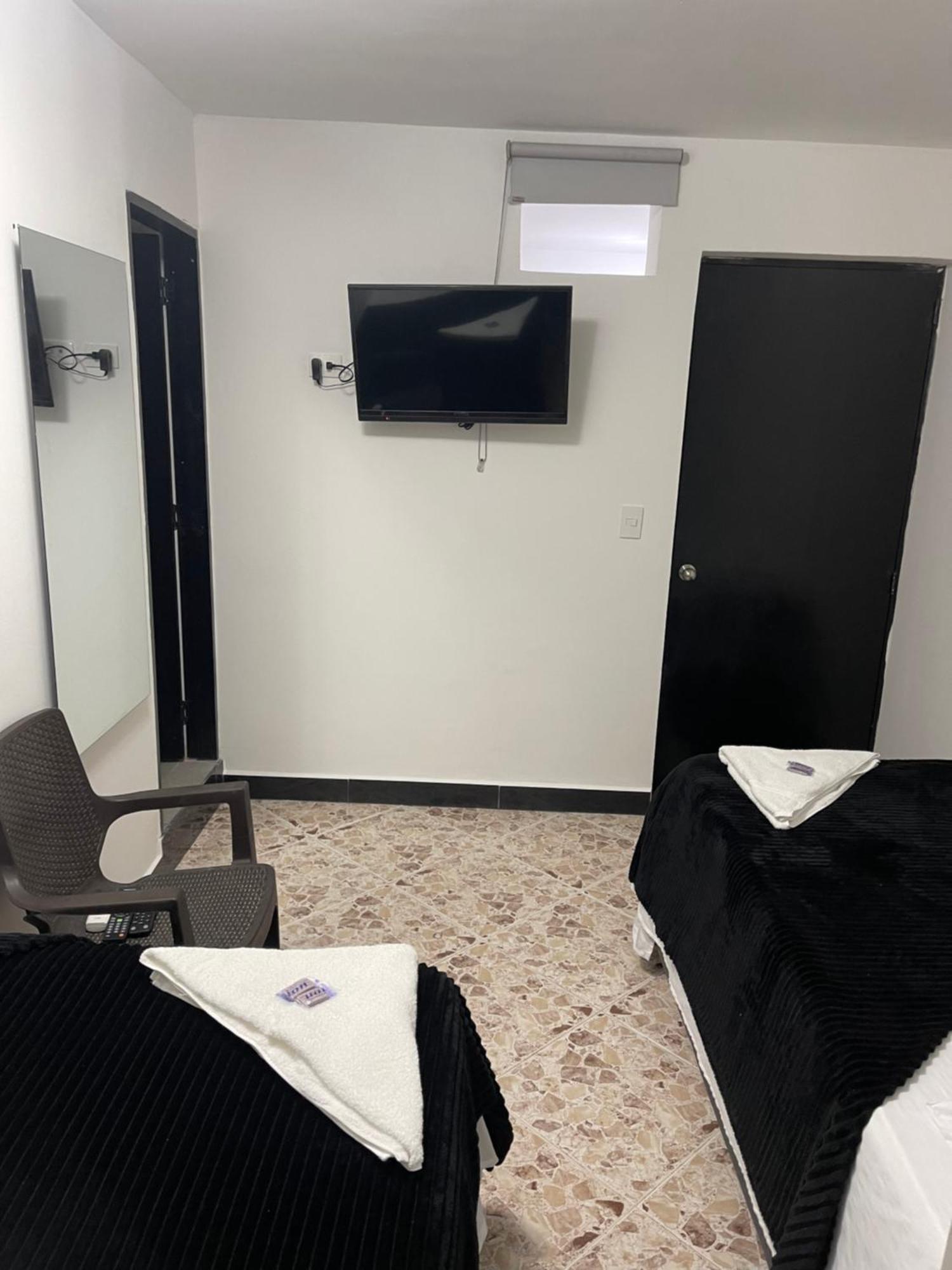 Hotel De Leon Estadio Medellin Bagian luar foto