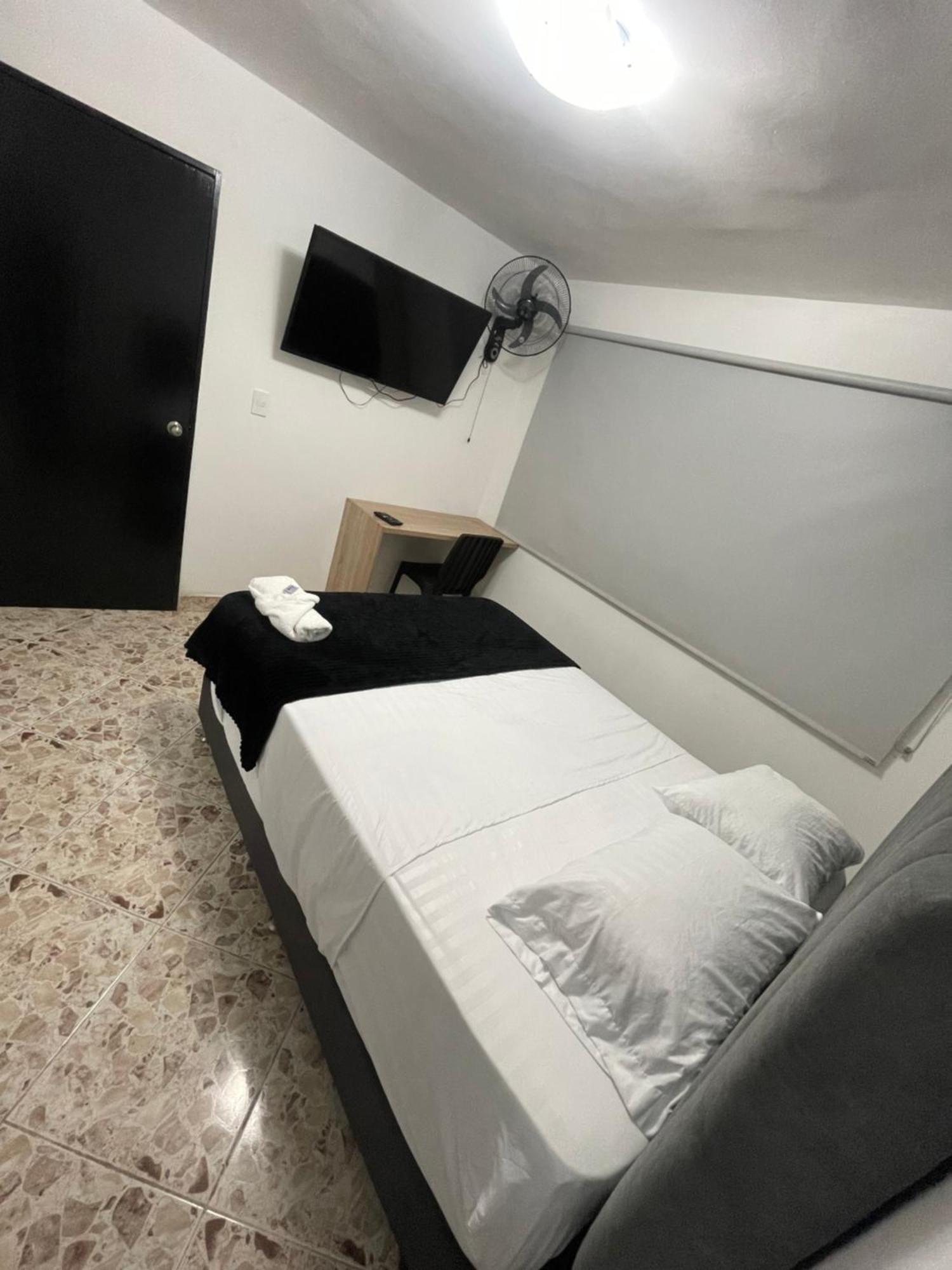 Hotel De Leon Estadio Medellin Bagian luar foto